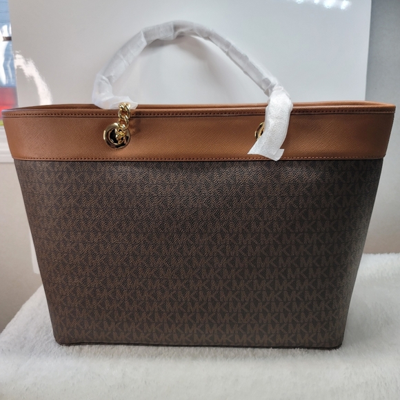 MK Large EW chain tote in brown mono - Picture 2 of 2